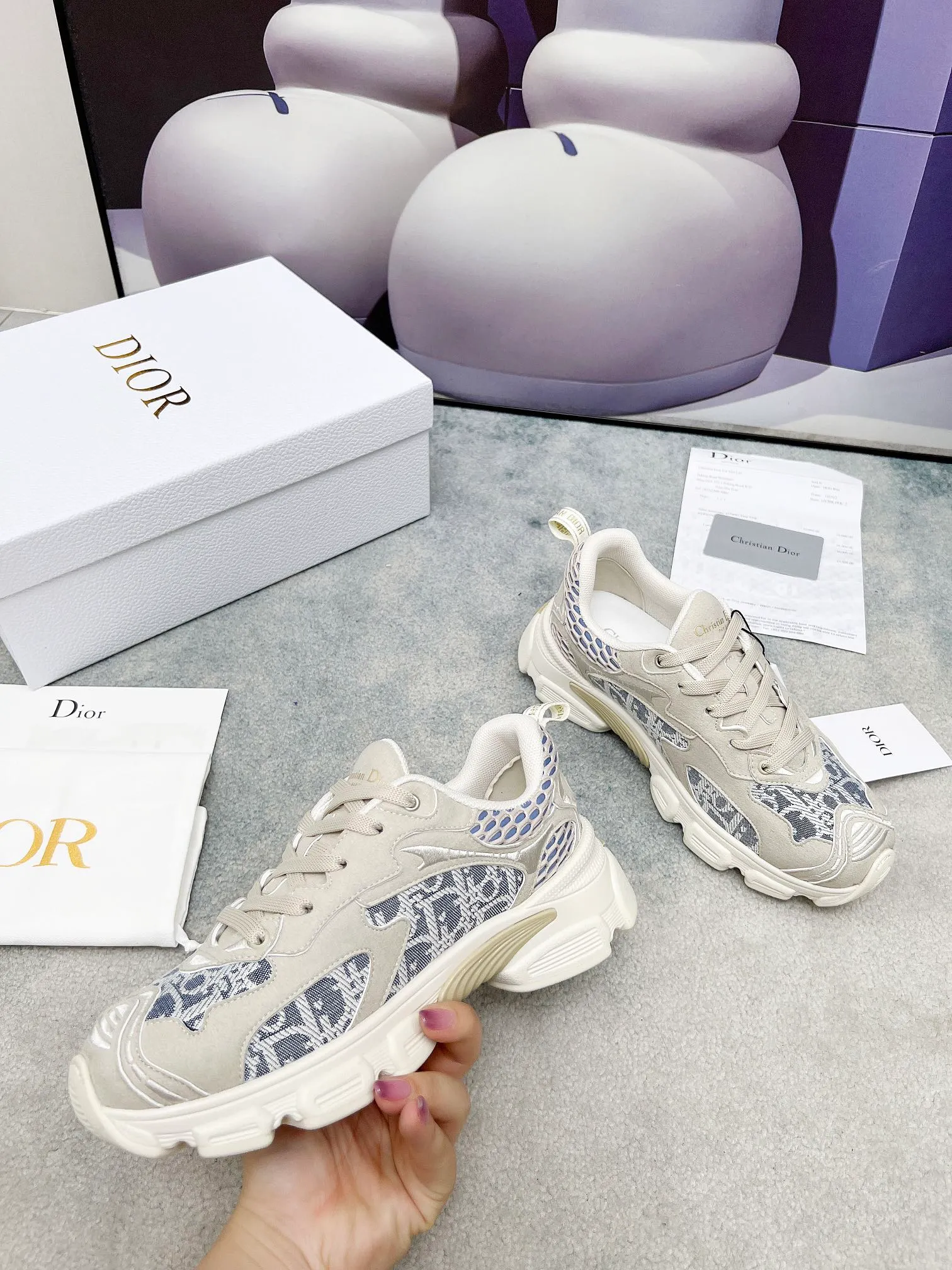 👟👟Ex-factory price 560👟👟 The official website is updated simultaneously with the 2025 model. This Dior Chrono sneaker reinterprets running shoes in Dior's high-end style. Gray mesh fabric is paired with tonal suede calfskin panels, the CD logo on the side, the star patch on the tongue and the Dior logo on the heel, all in classic fine detail. Featuring two-tone laces and a lightweight sole with star graphics, they can be worn year-round. Size: Women’s size 35-41 (35/42 can be customized) Color: 12 colors available